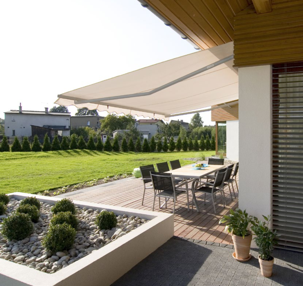 Großflächige Markise über einer modernen Terrasse
