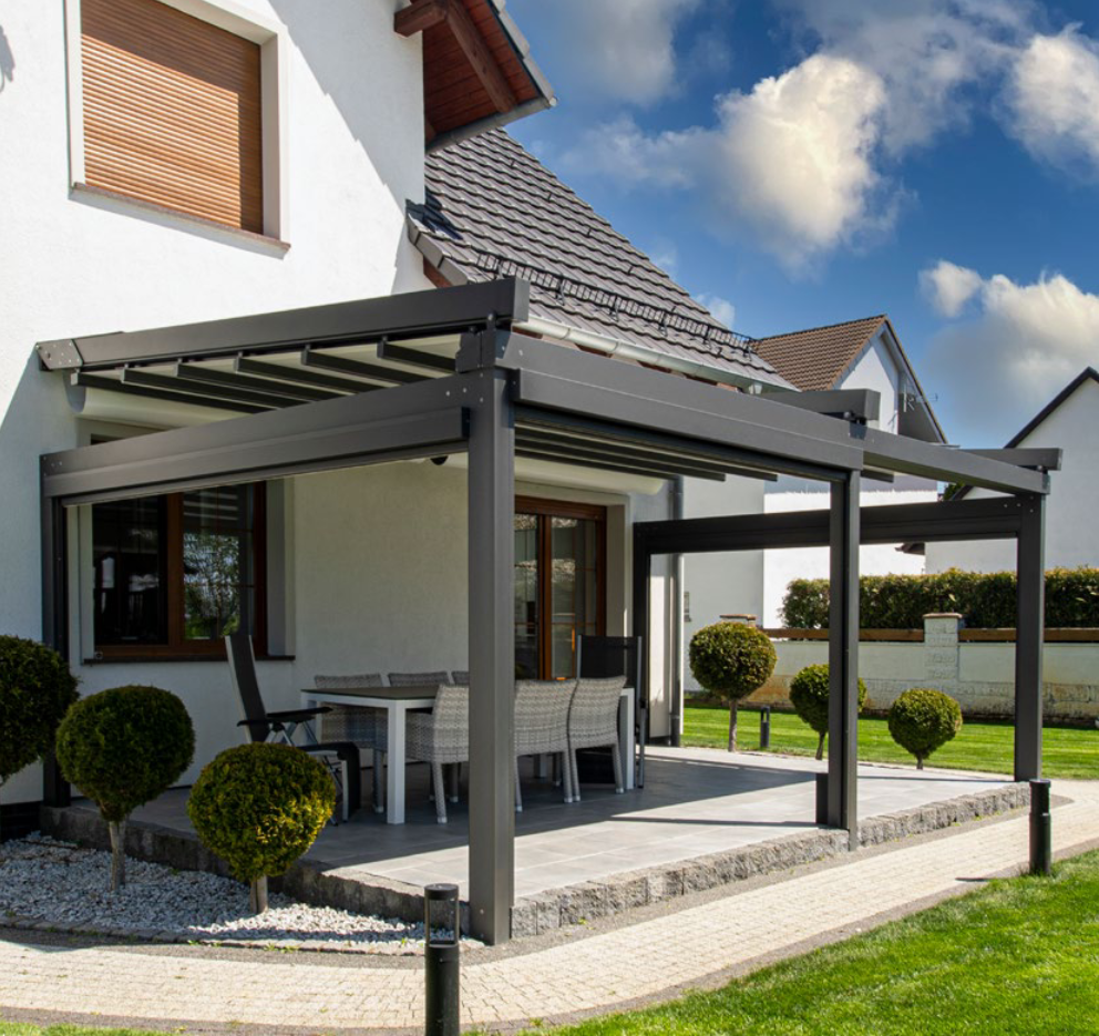 Pergola-Sonnenschutz an einem Einfamilienhaus