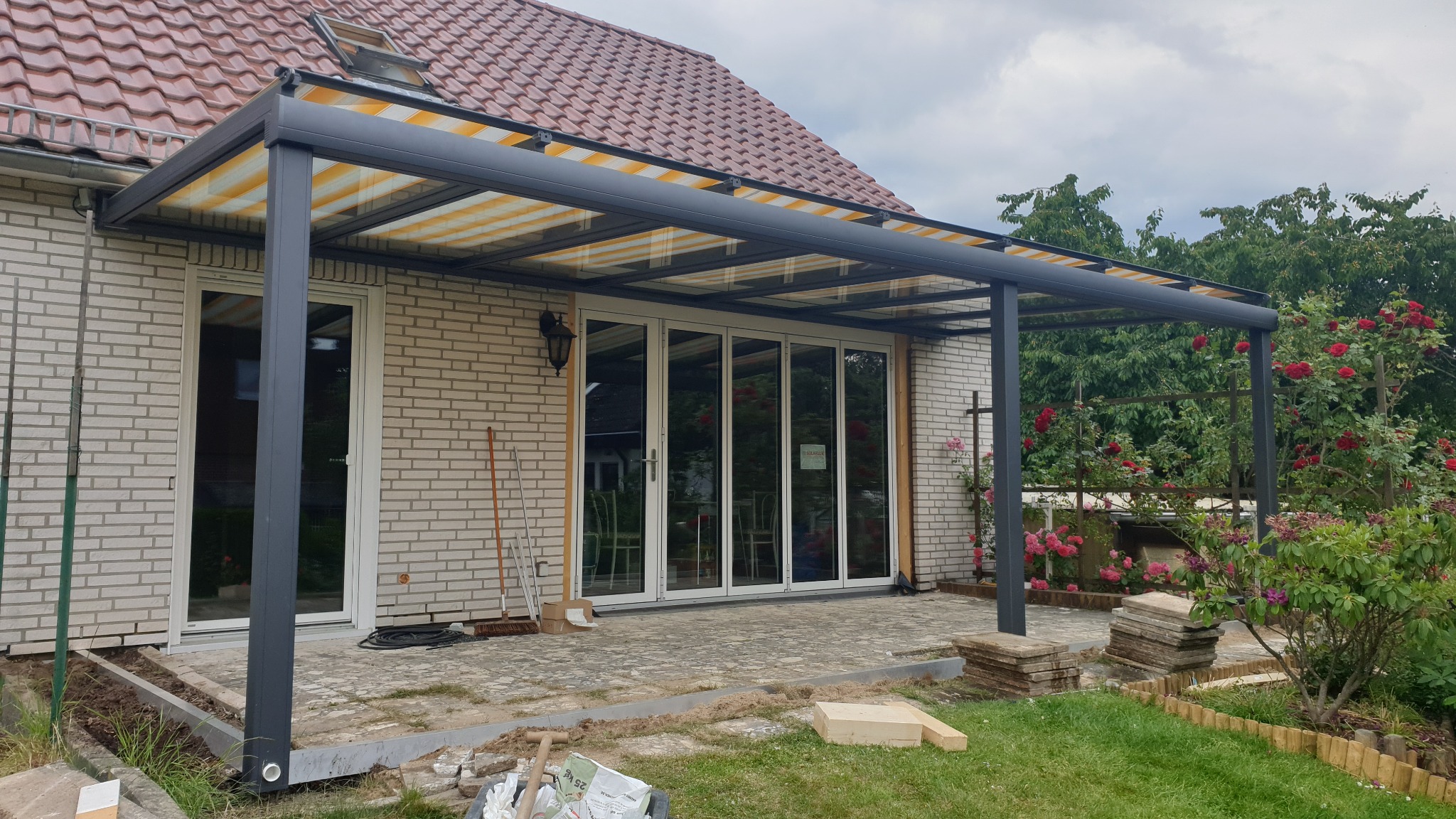 Überdachung während der Montage